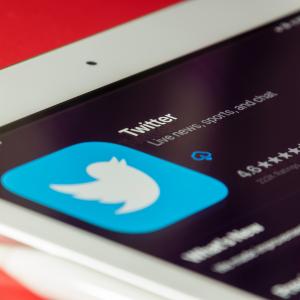 Écran de téléphone avec application Twitter