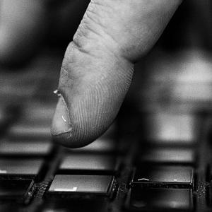 clavier-noir-doigt.jpg