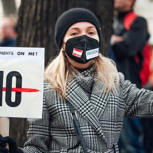 antivaccin-manif-panneau.jpg