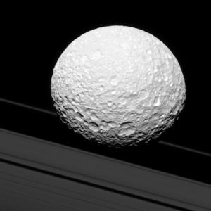 Mimas-anneaux--Saturne.jpg