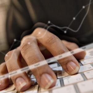 clavier-main-taper.jpg
