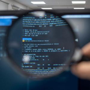 desinfo-ecran-loupe.jpg