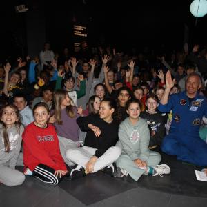 étudiants et David Saint-Jaques au Cosmodôme