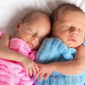 Deux bébés dorment.
