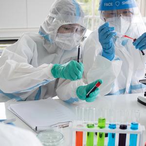 Des chercheurs dans un labo
