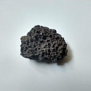 Échantillon de roche volcanique du Kīlauea