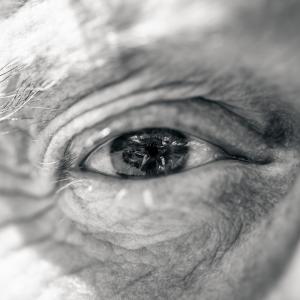 Oeil d'un homme âgé