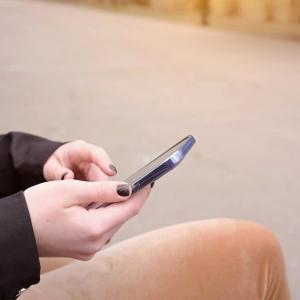 jeune-femme-telephone-solitude.jpg