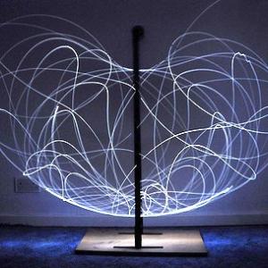 Exposition d'un double pendule, suivi par une lumière LED à son extrémité.jpg