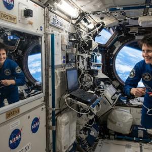 Réflexion dans un miroir dans la station spatiale.jpg