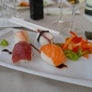 1379833_sushi.jpg