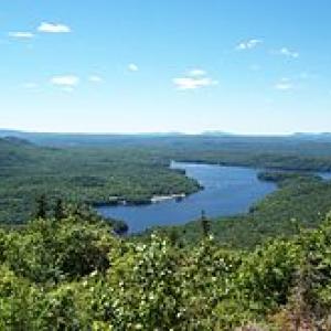 220px-lac_de_lestrie-wikipedia-auteur-bouette.jpg