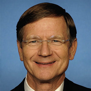 490px-lamar_smith_official_portrait_c112th_congress.jpg