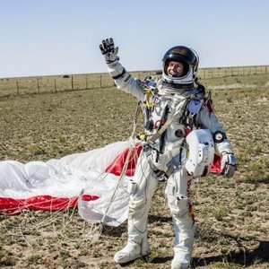 599407-felix-baumgartner-leve-bras-ciel.jpg