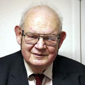 599px-benoit_mandelbrot_mg_1804.jpg
