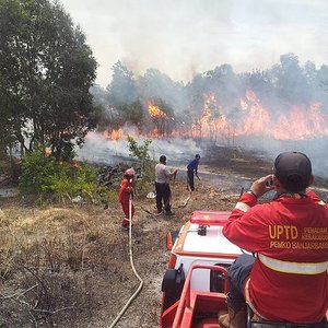 640px-firefighters_banjarbaru.jpg