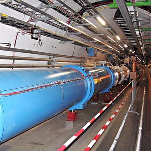 800px-cern_lhc_tunnel1.jpg