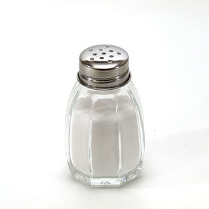 800px-salt_shaker_on_white_background.jpg