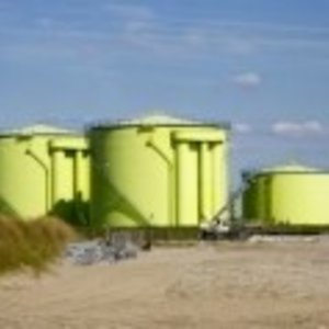 8685817-zone-de-construction-avec-des-silos-verts.jpg