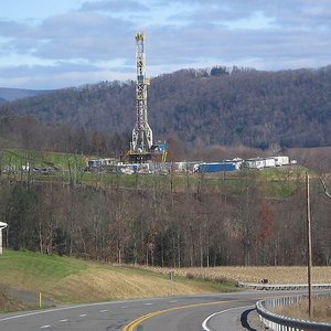 _686px-marcellus_shale_gas_drilling_tower_1_crop.jpg