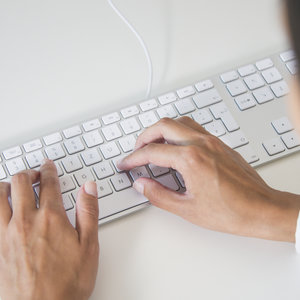 mains-clavier-blanc.jpg