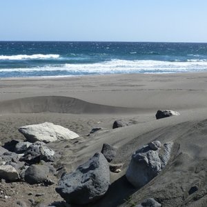 plage-de-sable-noir-volcanique-700-120382.jpg